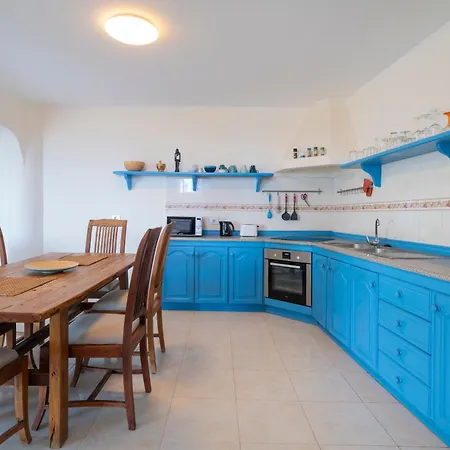 Lanzahost Hannah קוסטה טגוויסה